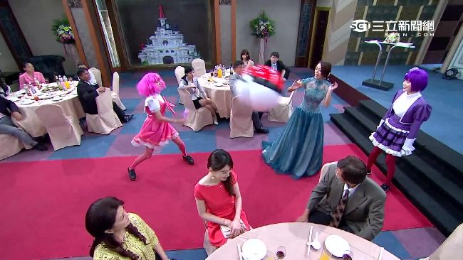 甘味人生玩時事梗　丟寶貝球收服壞人