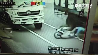 為閃違停貨車　騎士自摔遭輾爆頭