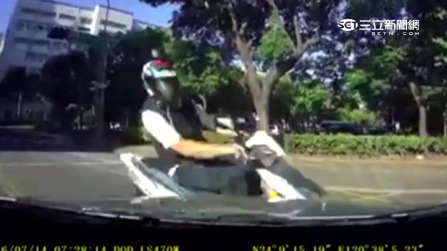 轎車賠7成怎計算？路口擦撞肇責難分