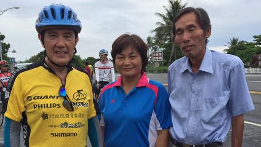 馬英九台東騎車喊「村長好像我外公」