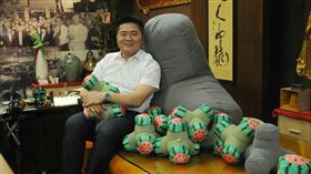 消波塊抱枕／顏寬恒辦公室提供