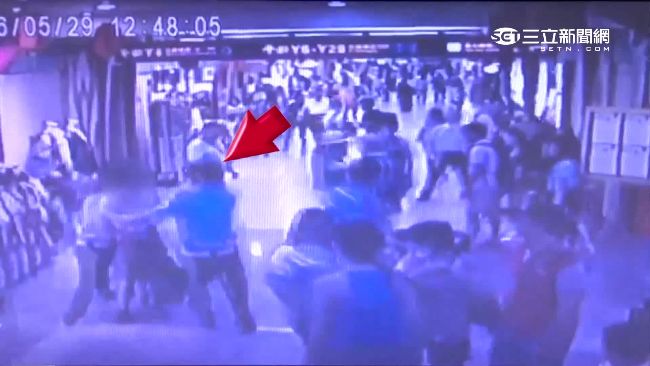 集團吸收中輟生　捷運站推銷愛心商品