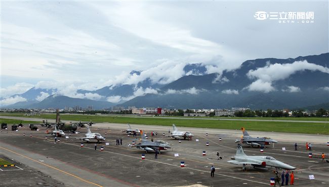 空軍花蓮基地營區開放除雷虎小組特技操演、各型戰機性能展示操演等，還有地面裝備陳展區，讓民眾近距離感受戰機的雄偉英姿。（記者邱榮吉/花蓮拍攝）