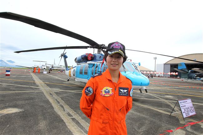 S-70C海鷗救護直升機女飛官許雅鈞。（記者邱榮吉/花蓮拍攝）