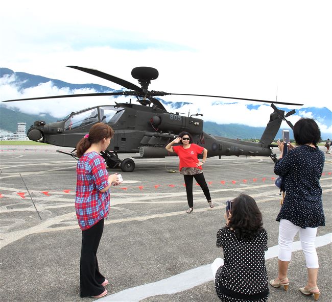 空軍花蓮基地營區開放民眾搶著拍照。（記者邱榮吉/花蓮拍攝）