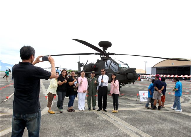 空軍花蓮基地營區開放民眾搶著拍照。（記者邱榮吉/花蓮拍攝）