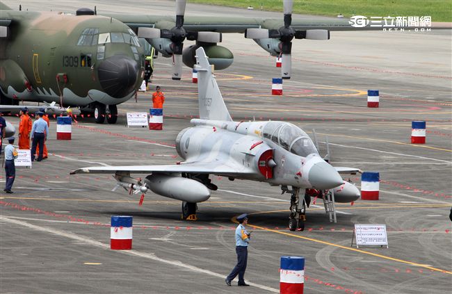 空軍花蓮基地營區開放除雷虎小組特技操演、各型戰機性能展示操演等，還有地面裝備陳展區，讓民眾近距離感受戰機的雄偉英姿。（記者邱榮吉/花蓮拍攝）