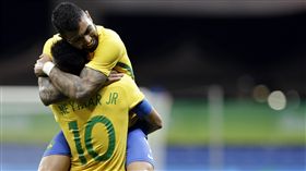 巴波薩（Gabriel Barbosa）和內馬爾擁抱（圖／美聯社／達志影像）