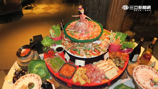 君品羅馬美食節　芭比穿上肉片裝吸睛