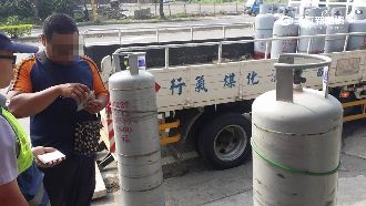 不肖瓦斯行動手腳　店家當場抓包報警