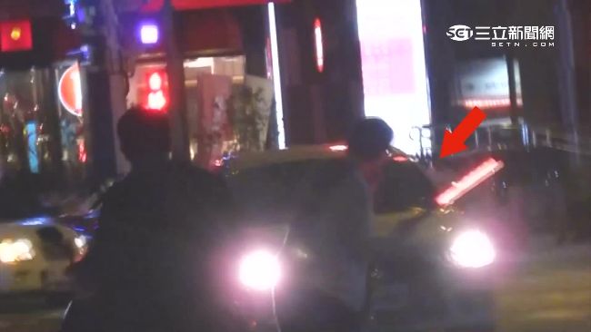 逢甲商圈亂象　停車業者攔車擋路攬客