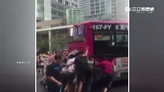 公車拋錨卡要道　警民推車成最美風景