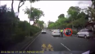 男沒戴安全帽狂飆　警面前撞人遭逮