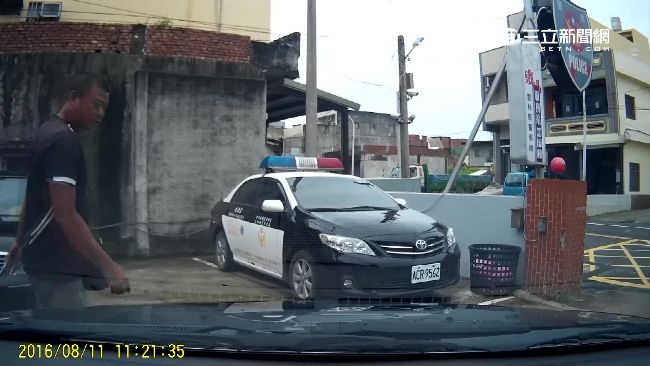 1歲童全身發黑　警鳴笛開道狂飆救人
