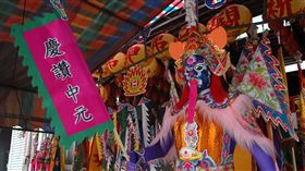 孤魂野鬼的暑假。民間農曆7月鬼門開，陰間孤魂野鬼可以到人間遊玩1個月，民眾必須舉辦盛大的普渡（大拜拜），讓「好兄弟」享受人間美味，普渡並不侷限在15日中元節當天。（圖／中央社者盧太城台東攝）