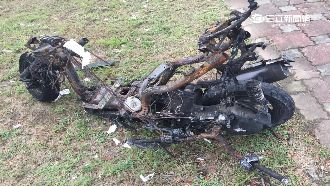 機車遭追撞起火燃燒　倒地騎士險波及