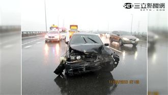 雙B疑「水漂」失控　國道自撞聯結車
