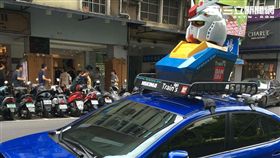 兩屁孩踩踏引擎蓋與鋼彈合照遭車主懸賞（翻攝畫面）