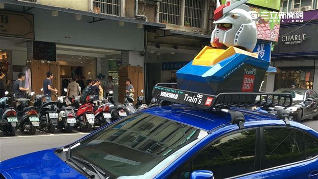 鋼彈改裝車太吸睛　屁孩踩引擎蓋自拍