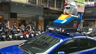 鋼彈改裝車太吸睛　屁孩踩引擎蓋自拍