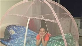 大陸選手躺蚊帳(圖/馮喆微博)