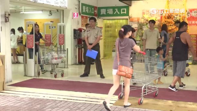 他嘴炮一句…大媽插隊得意表情變屎臉