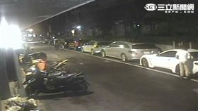 3名美籍背包客撬開瑪莎拉蒂的油箱蓋撒尿（翻攝畫面）