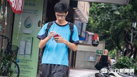 低頭族,神奇寶貝,寶可夢,滑手機,交通安全,罰單 記者林敬旻攝