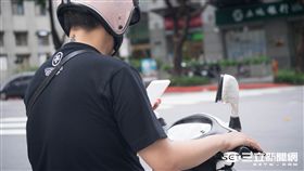 低頭族,神奇寶貝,寶可夢,划手機,交通安全,罰單 記者林敬旻攝