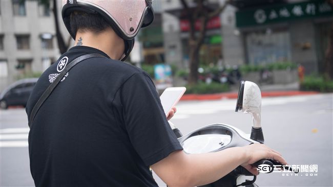 戴隱形眼鏡狂玩手機　男大生險瞎！