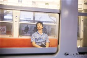 8月，劉以豪30歲生日的本命月，在29歲倒數之計，《華流》帶著他以麻瓜身份搭上通往城堡的列車～去去，心打開！Don’t Think,Feel彩色泡泡又帶點金屬光澤的夢幻感。