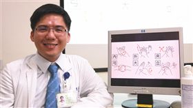 國立成功大學附設醫院斗六分院感染科主治醫師羅景（上雨下隆）12日表示，以清水和肥皂洗手，需要搓洗40至60秒才能將所有部位清洗乾淨。（成大斗六分院提供）中央社記者江俊亮傳真  105年8月12日