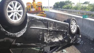 怎開的！駕駛失控撞護欄　再撞車害翻