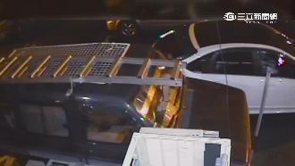 停家門前也有事！男倒車撞工程車落跑