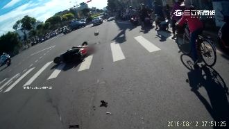 騎士闖紅燈不成　反撞前方機車後摔飛