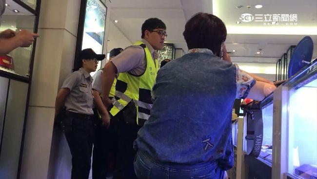 百萬鑽戒藏嘴中　假貴婦偷竊敗給了它