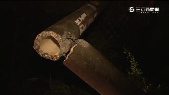 疑車速過快撞斷電桿　2男雙載墜喪命