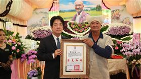 賴清德,殷煌明,無米樂,卓越市民表揚狀
圖／中央社