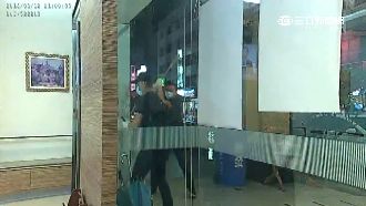 惡煞球棒砸診所失敗　怒丟煙霧彈落跑