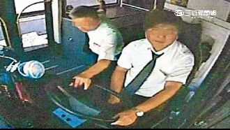 乘客怒扯方向盤　司機關門狠夾反擊