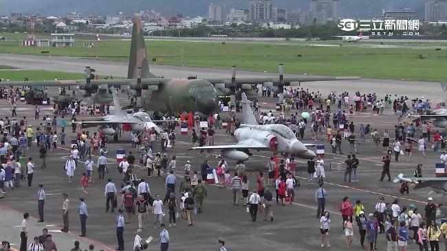 空軍基地開放參觀　雷虎小組秀特技