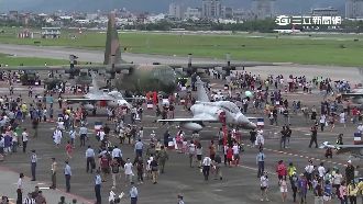 空軍基地開放參觀　雷虎小組秀特技