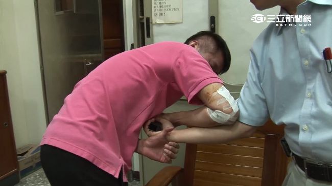 嫌犯嗆不退就開槍　勇警死命搏鬥掙脫