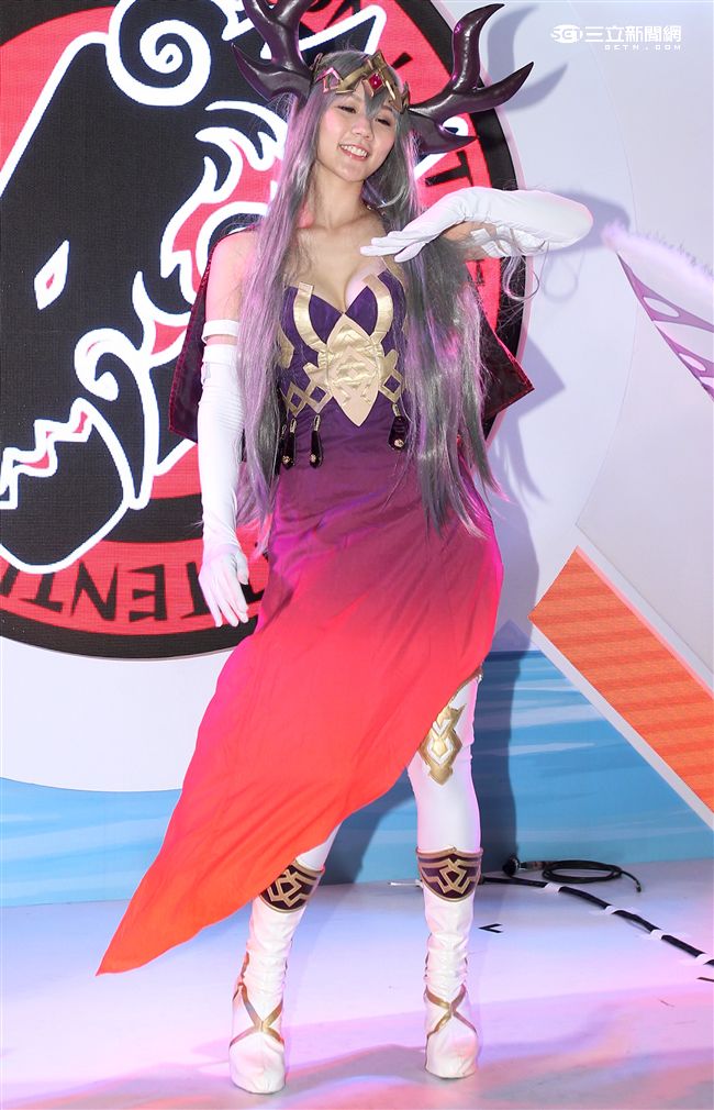 漫畫博覽會「怪物彈珠」五辣模。（記者邱榮吉/攝影）

