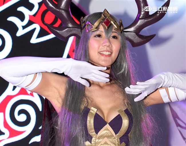 漫畫博覽會「怪物彈珠」五辣模。（記者邱榮吉/攝影）

