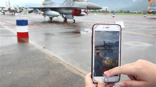 抓寶可夢必備？　這些商品熱賣到不行