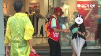 淋雨無人捐錢　志工遭控搶街友飯碗