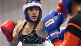 奧運舉重 陳念琴積極備戰
台灣舉重好手陳念琴（左）備戰14日里約奧運賽程，10
日（當地時間）在練習場館把握時間與教練柯文明、男
子拳擊好手賴主恩（右）對打、練習。
中央社記者張新偉里約攝　105年8月11日