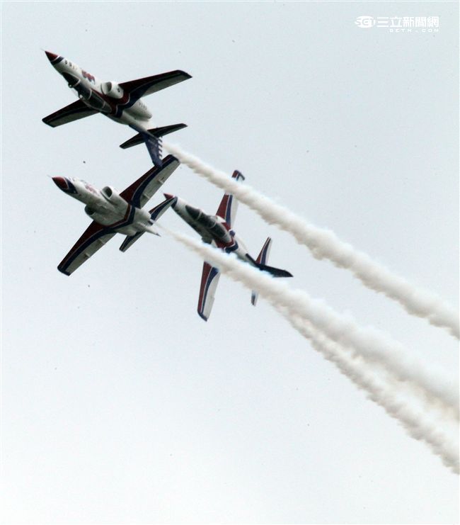 慶祝814空軍節花蓮空軍基地開放參觀，由聞名世界的雷虎特技小組拉開序幕，接著主力戰機F16戰機、幻象2000戰機、IDF經國號戰機分別性能展示，贏的現場觀眾的喝采。（記者邱榮吉/攝影）