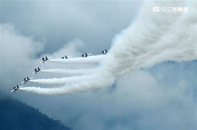 慶祝814空軍節花蓮空軍基地開放參觀，由聞名世界的雷虎特技小組拉開序幕，接著主力戰機F16戰機、幻象2000戰機、IDF經國號戰機分別性能展示，贏的現場觀眾的喝采。（記者邱榮吉/攝影）